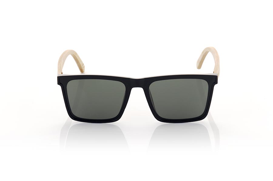 Wood eyewear of Maple SUND. SUND sunglasses are the perfect accessory for lovers of the most angular and daring designs. Made with a completely flat frame in satin black, these glasses stand out for their square and angular shapes, suitable for both men and more daring women. The ARCE wooden temples give a warm and natural touch to these sunglasses that mount transparent flat lenses in shades of yellow, blue, pink or khaki green, a more discreet option. With the SUND you will show off a modern and casual style that will not go unnoticed. Front measurement 147x49mm Caliber: 55 for Wholesale & Retail | Root Sunglasses® 